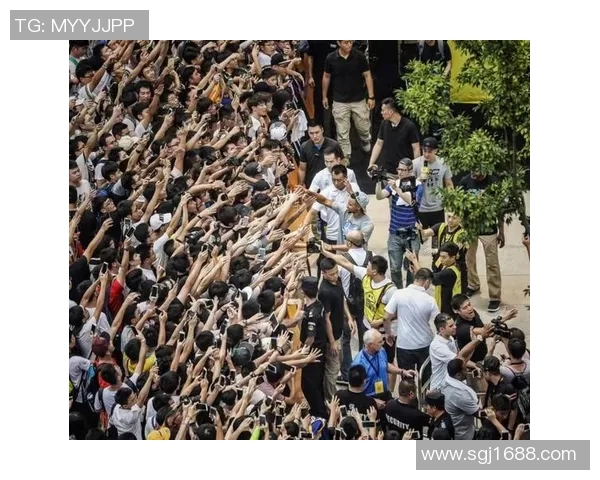 篮球明星现场开会扔钱引发热议球迷热情高涨场面火爆